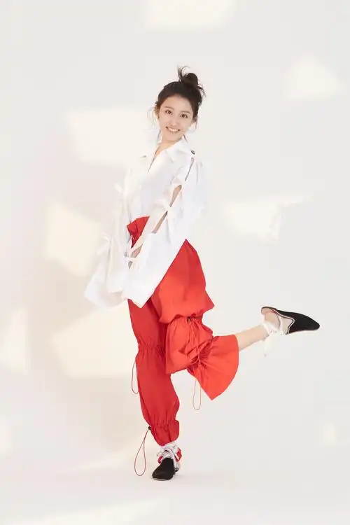 打开凤凰新闻,查看更多高清图片近日,新生代演员张鑫拍摄的一组时尚