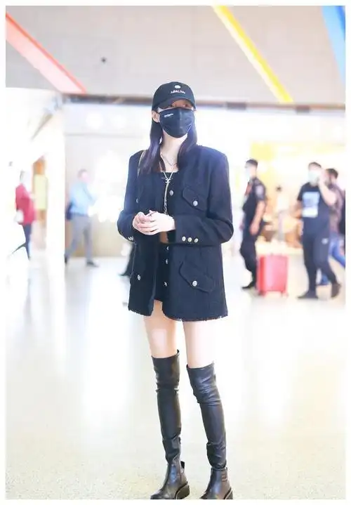 关晓彤穿黑色西装搭过膝长靴现身机场,网友:这腿是真实存在的吗__财经