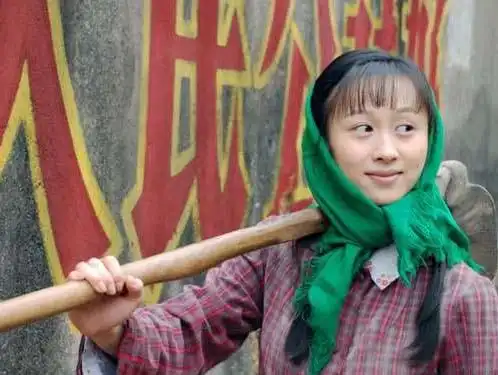 正在广东揭阳热拍中,青年演员练束梅在片中挑梁女主角"七妹"一角