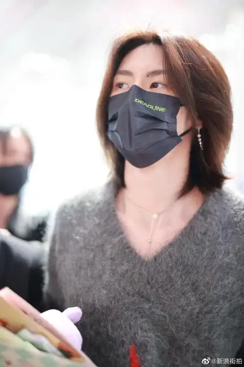 小鬼王琳凯超话#街拍时刻#2023/04/08@小鬼-王琳凯最新机场街拍