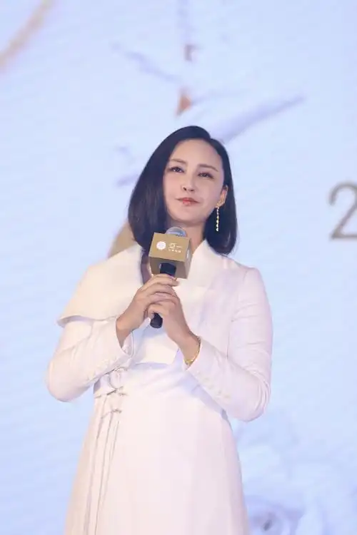 张歆艺产后发福出双下巴,初次外出离开儿子很不舍