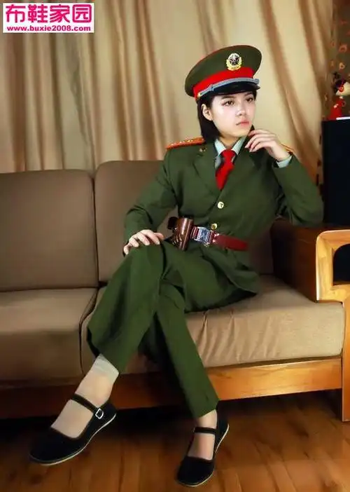 平底条绒布鞋美女