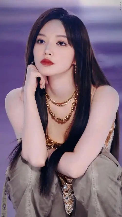 程潇金色亮片抹胸