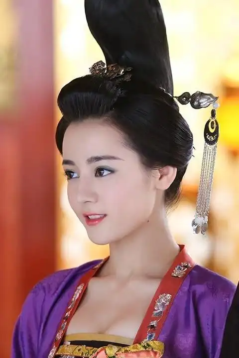 美人制造 | 迪丽热巴 倾城绿眼影也能驾驭的了@dear-迪丽热巴