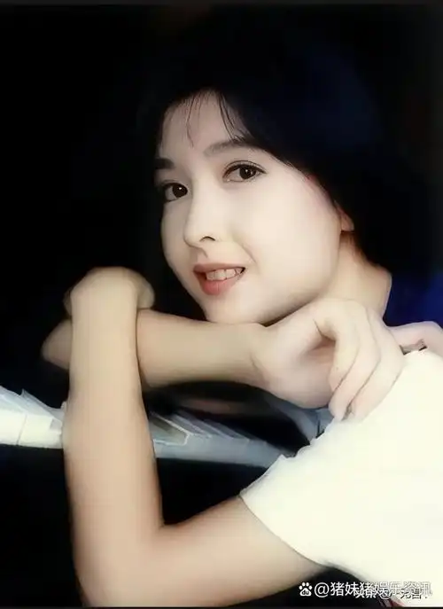 在80,90年代的香港娱乐圈,周慧敏这个名字无疑是无数人心中的女神.