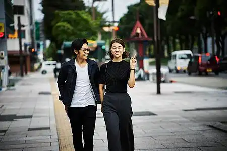 恋爱唯美一对在城市街边散步的情侣背景