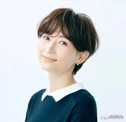 女人到了中年发型越简单越耐看!试试这款内扣短发,高级又大方