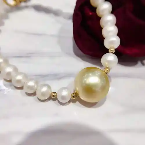 淡水珍珠手链增加一颗南洋金珠做点缀更是灵动活泼佩戴效果甜美可金
