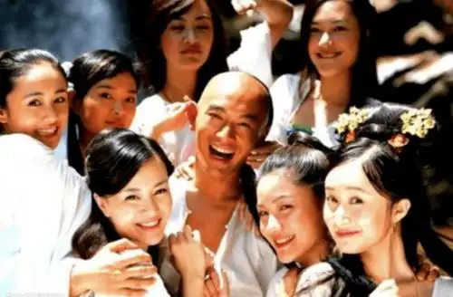 事情要追溯到十年前,黄晓明和李菲儿两人因为《鹿鼎记》相识相知相恋