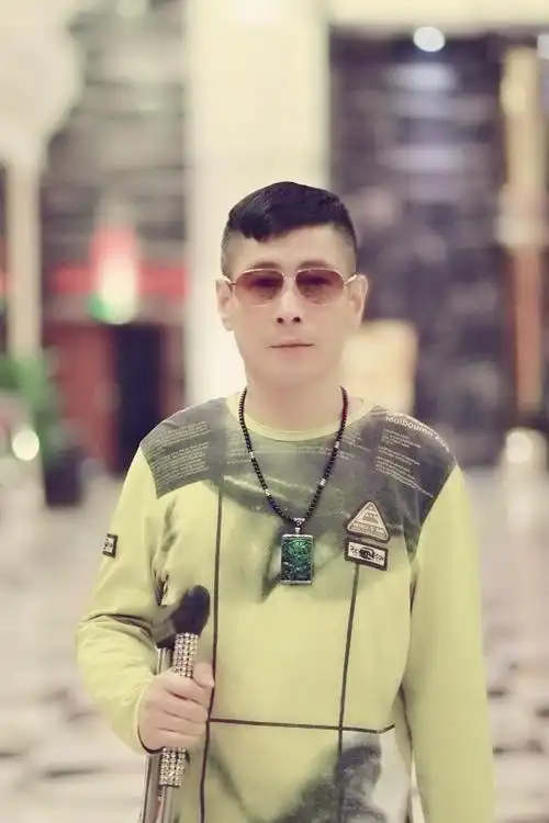 p>高峰,华语男歌手,1969年出生于辽宁沈阳,自1987年考入沈阳青年歌舞