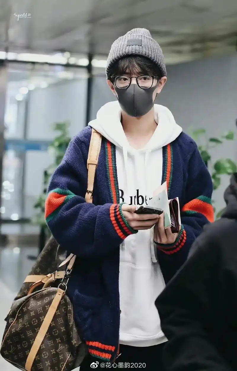 肖战的早期机场穿搭#向全世界安利肖战 #抖音图文#原创  # - 抖音