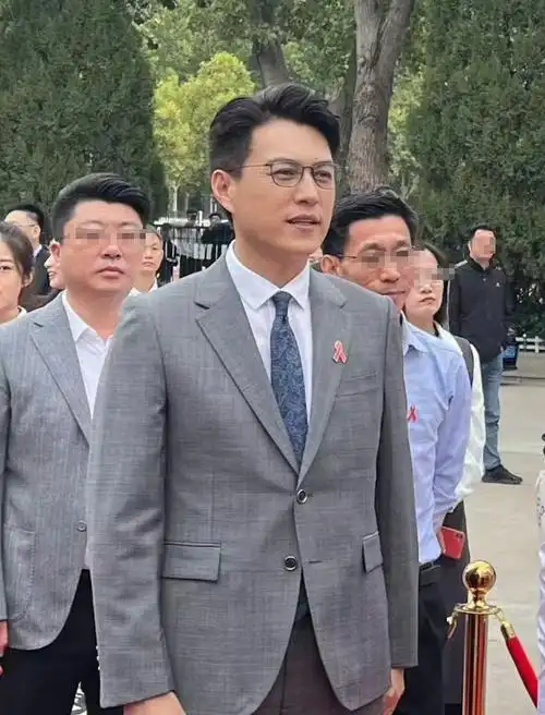 靳东老婆退圈5年变化大,肩宽背厚满头白发,比同学黄晓明老太多