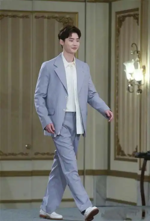 李钟硕随意穿穿却被赞男友理想型穿搭网友喊话等你退伍回来