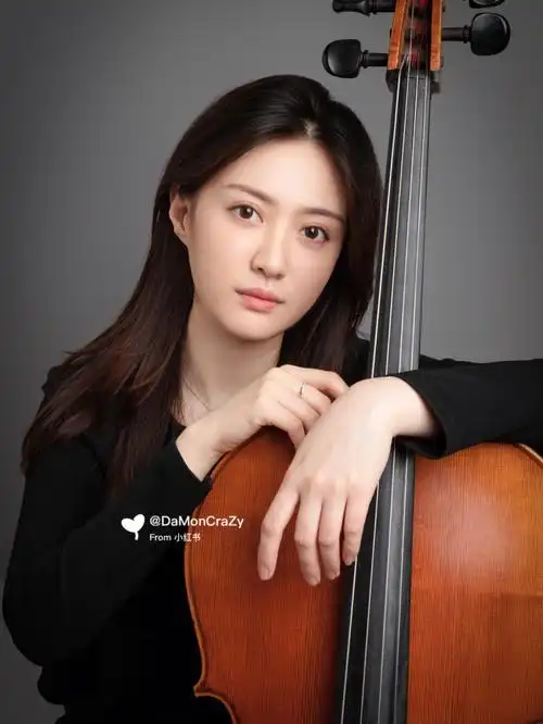 普通女孩的大提琴写真大提琴艺术照