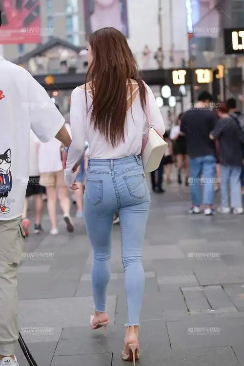 蓝色牛仔裤配什么颜色上衣好看男图片(街拍蓝色牛仔裤搭配白色休闲