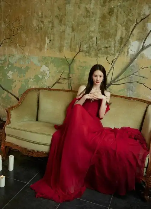 金晨真是"尤物身材",穿红色裹胸连衣裙肤白貌美大长腿,太撩人