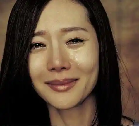 求笑着哭的女生图片要唯美真人