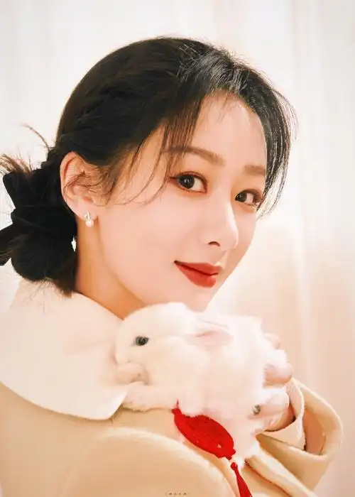 可爱兔兔和漂亮紫妹~大年初七 开门见喜#杨紫黄色大衣随拍