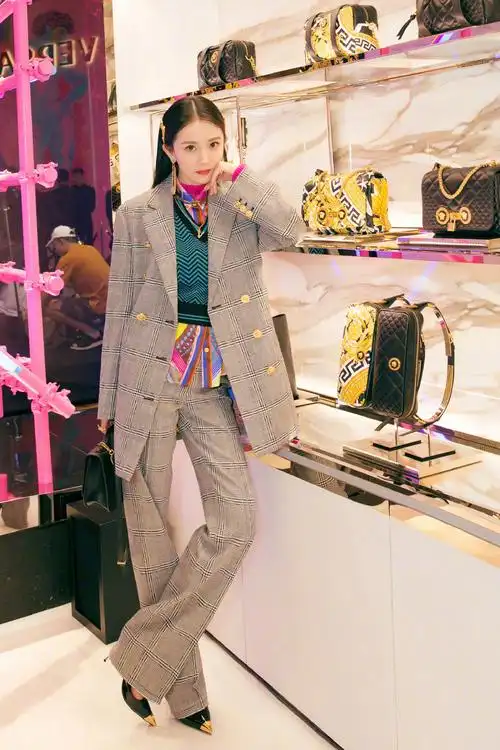 杨幂穿versace 2019秋冬系列西装套装出席versace北京新店开业活动.