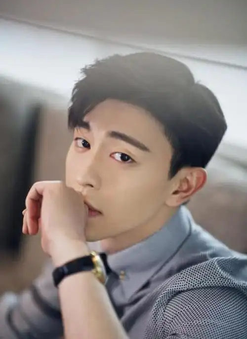 邓伦与女性友人同逛家居店与美女亲密热聊被疑是绯闻女友李沁