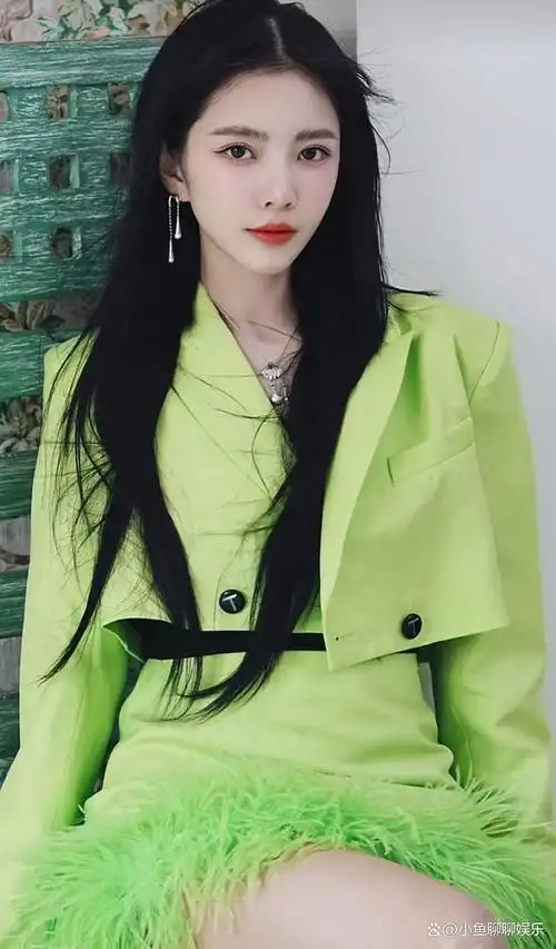 其实王灿经常在社交平台晒出自己的各种写真或者杂志硬照,而且每次都