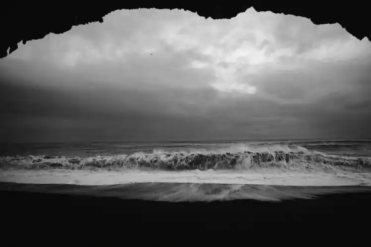 用黑白摄影诠释冰岛的终极孤独从荒芜中找寻内心的力量-他使用双重