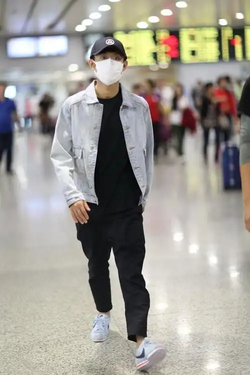 张一山秋季时髦造型,外套他喜欢这样穿,轻便又时髦