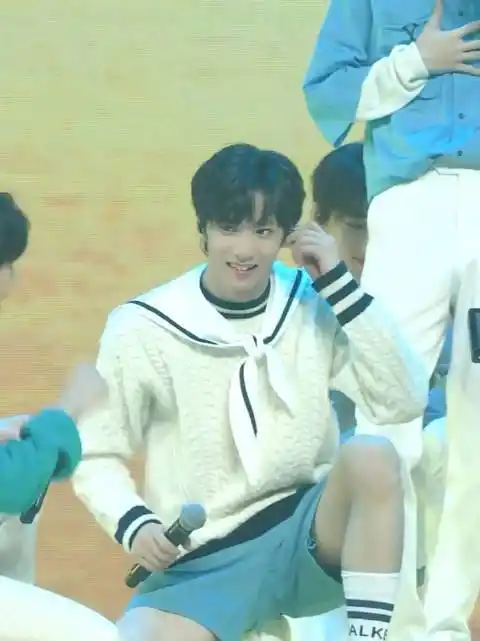 刘耀文我喜欢你单人机位直拍身穿白色毛衣的大可爱吻文