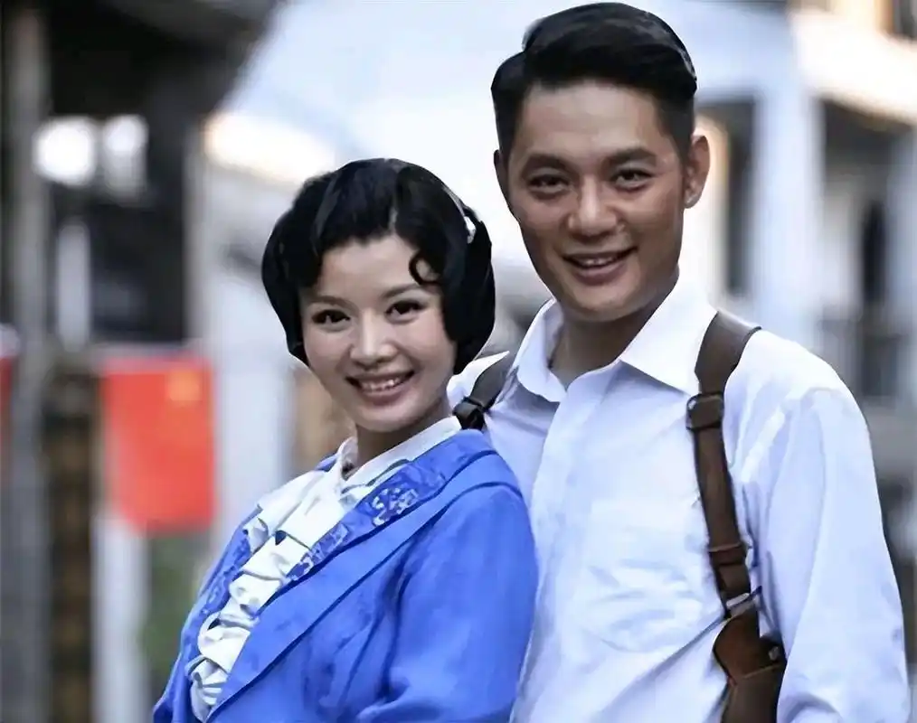 近日,张馨予在社交媒体上晒出了一张与吴卓羲的合照,引起了网友的热议