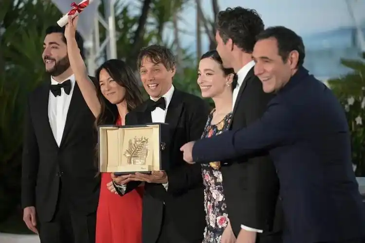 《阿诺拉》获金棕榈戛纳电影节的这一届刚刚结束,其中主要竞赛部分的