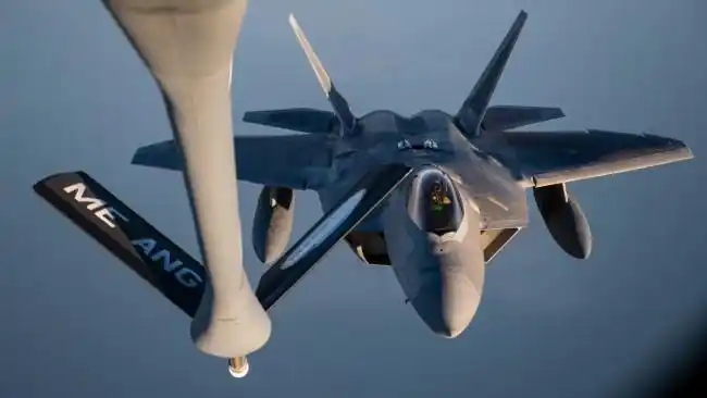 美军f22战斗机夜间空中加油场面酷炫