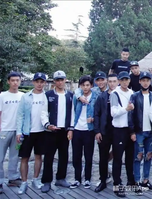 2016级北影表演系男生的合照来了说好的帅哥呢