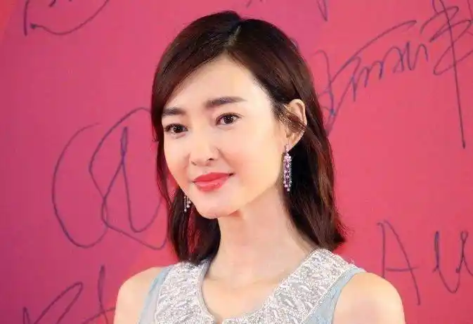 原创王丽坤近况曝光,穿千元睡衣跳舞笑容甜美,36岁仍被网友夸清纯