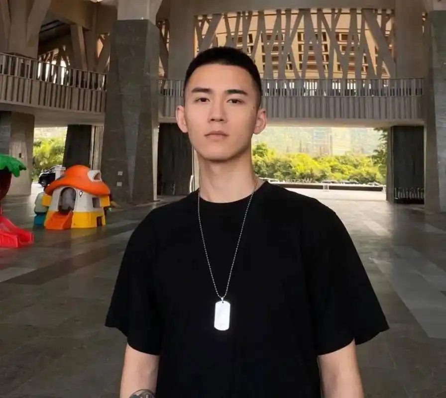 我看看谁又可了~我们身边就有很多小哥哥留寸头非常帅气,而且寸头已经