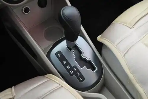 如何分辨汽车是手动挡,自动挡还是手自一体 1,看车尾标识:mt—手动