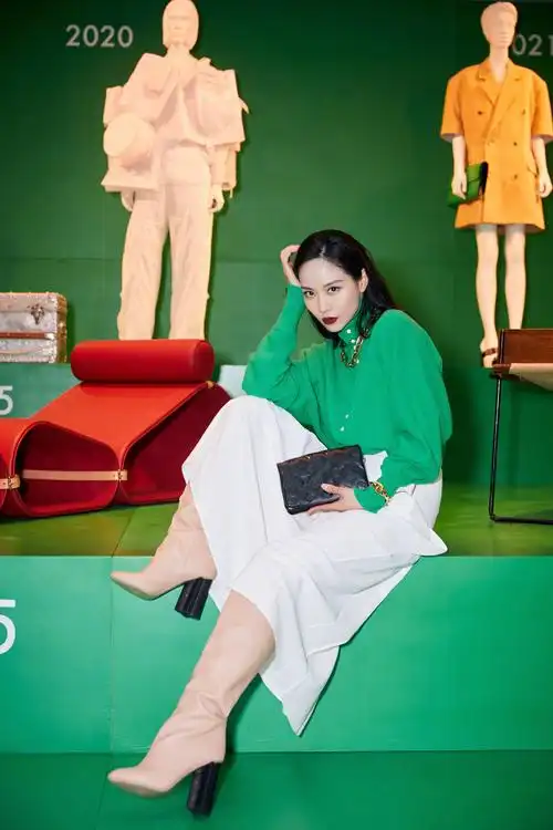 王霏霏这身材我服气阔腿牛仔裤配无袖t穿出三七比例