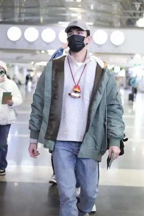 吴磊结束巴黎时装周行程机场到达 随身火苗耳机包童趣十足