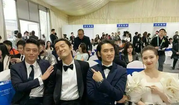 李宇春短裙亮相金鸡红毯,长腿妩媚性感十足_中国_电影_白色