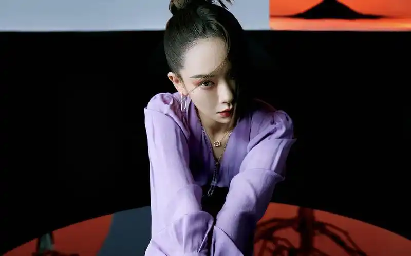 戚薇半切刘海酷美高清桌面壁纸