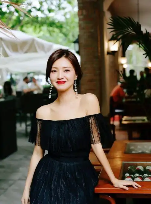 43岁的傅晶好优雅,身穿一袭黑色连衣裙搭配精致耳环,这气质绝了