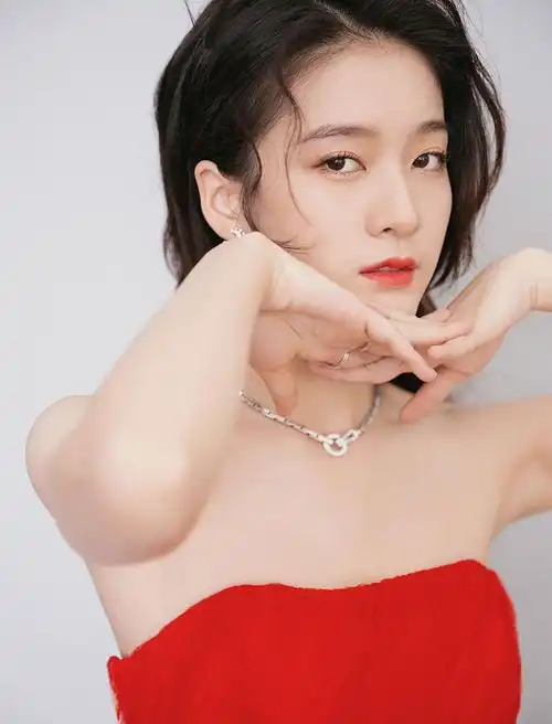 张雪迎长卷发双造型出镜 红调明耀纯白动人