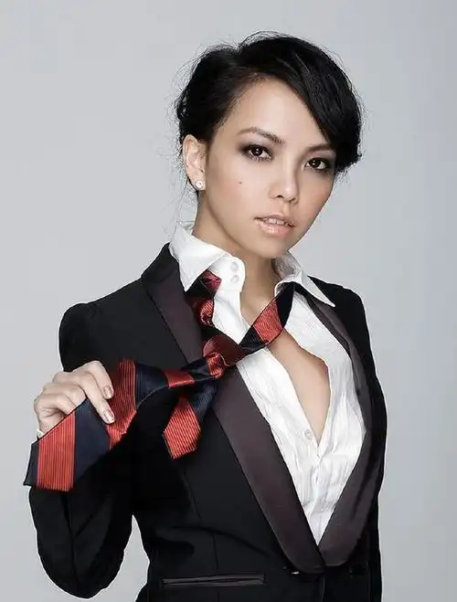 46岁张惠妹身材暴瘦重回颜值巅峰排骨胸却成功抢镜