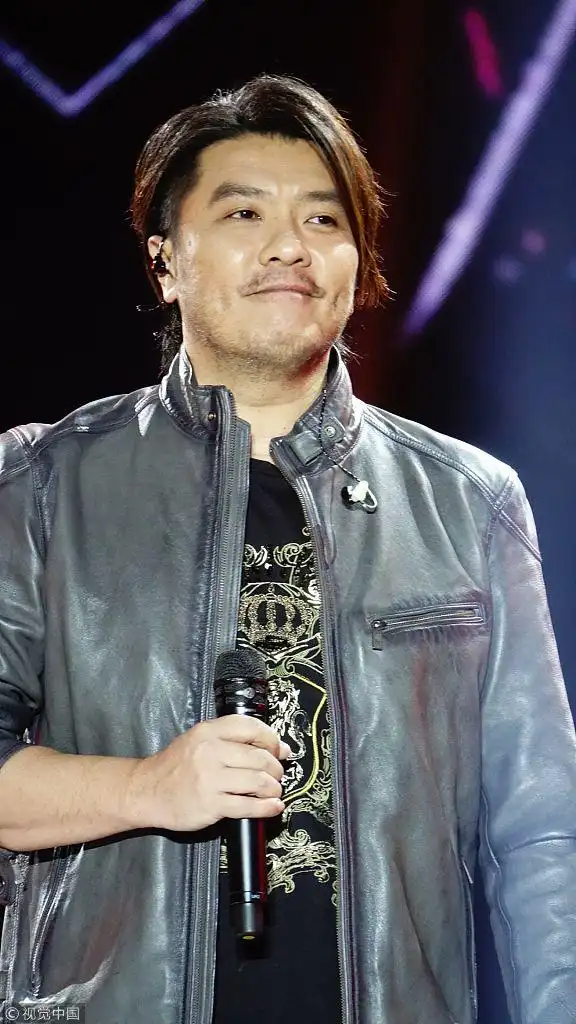 广西电台跨年阿杜发福脸圆似大饼 范玮琪秀香肩和花童同框暖心