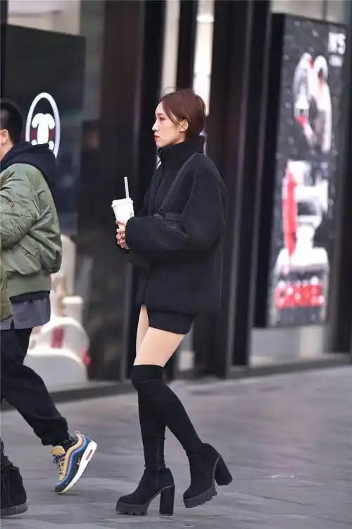 10厘米的粗跟过膝靴,脚掌部分有防水台,冬季穿着也不会很冷_美女_效果