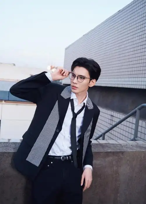 毕雯珺白衬衫黑领带