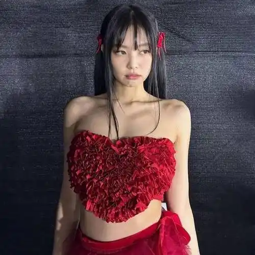 jennie发演唱会后台照红色抹胸秀性感火辣身材