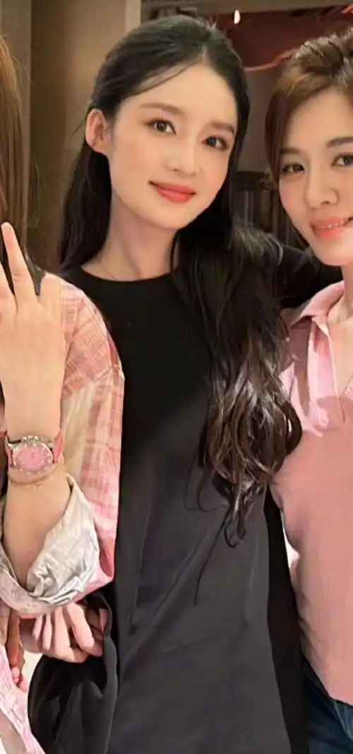 不过,合照中的李沁有点撞脸孙怡,两人的五官实在是太像了!