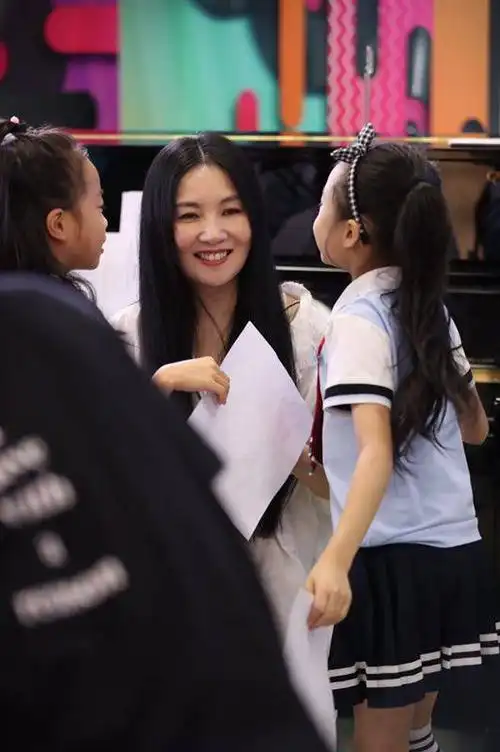 好友李泉也在《蒙面歌王》,《歌手》等节目中有过出色表现,但对丁薇