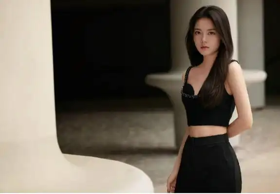 赵今麦纯黑造型化身冷面御女穿运动背心展现腰肢