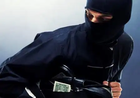 国际在线报道(记者蔡菲菲):当地时间10月4日,十多个蒙面武装匪徒洗劫